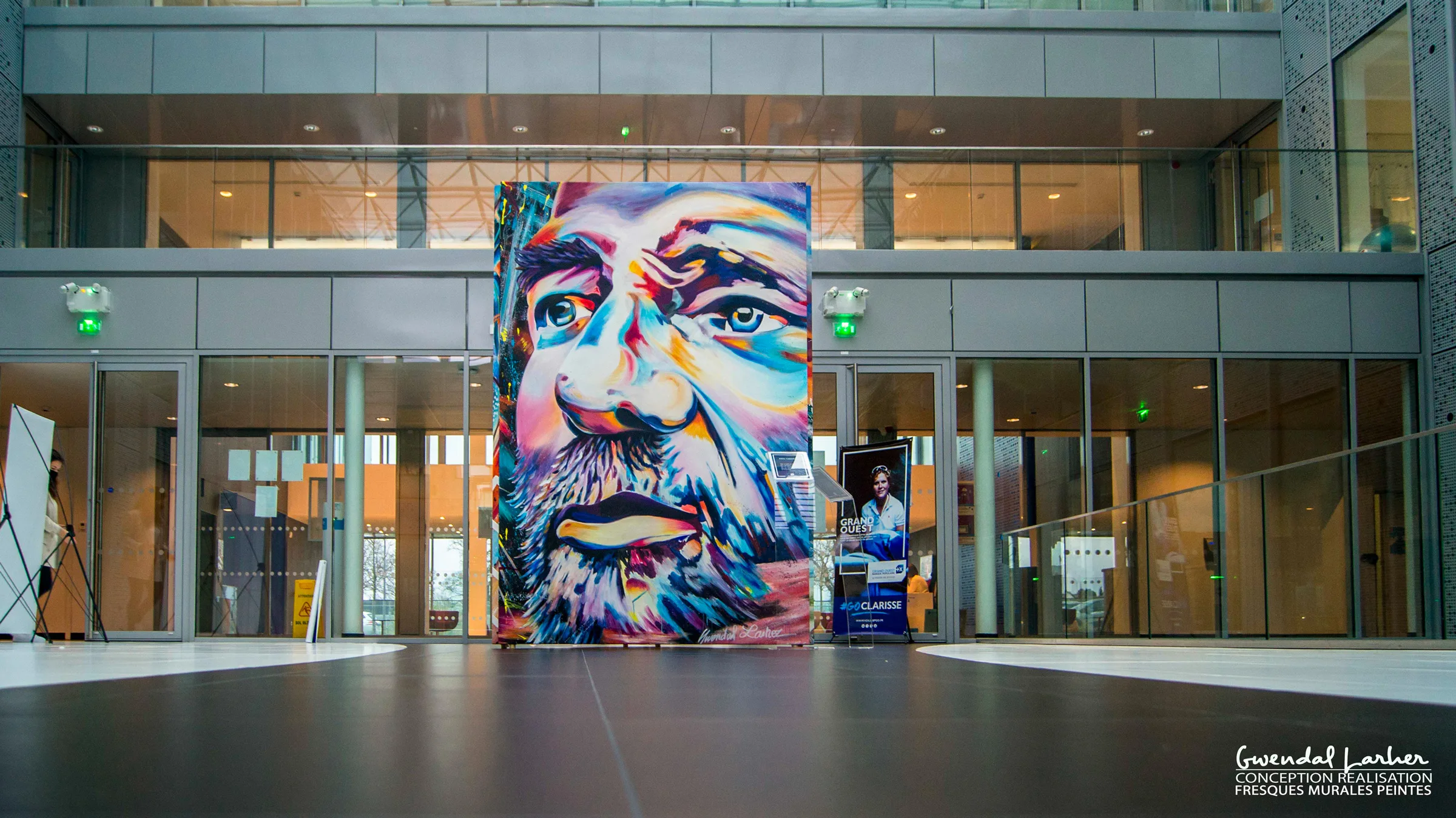Tableau street art exposé dans le hall de la Banque Populaire à Rennes.